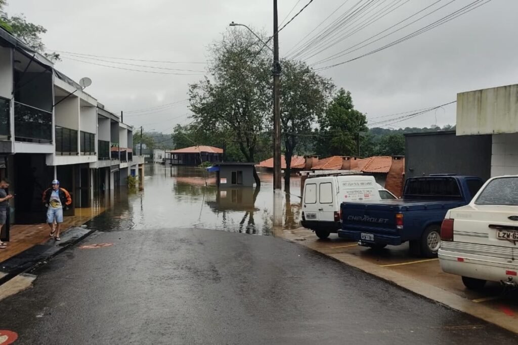 Água invade casas na Vila Bancária. Foto: Divulgação/Defesa Civil